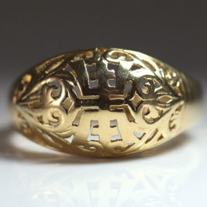 Vintage Ming's Hawaii Carved Chinese Character Scroll 14K Yellow Gold Dome Ring